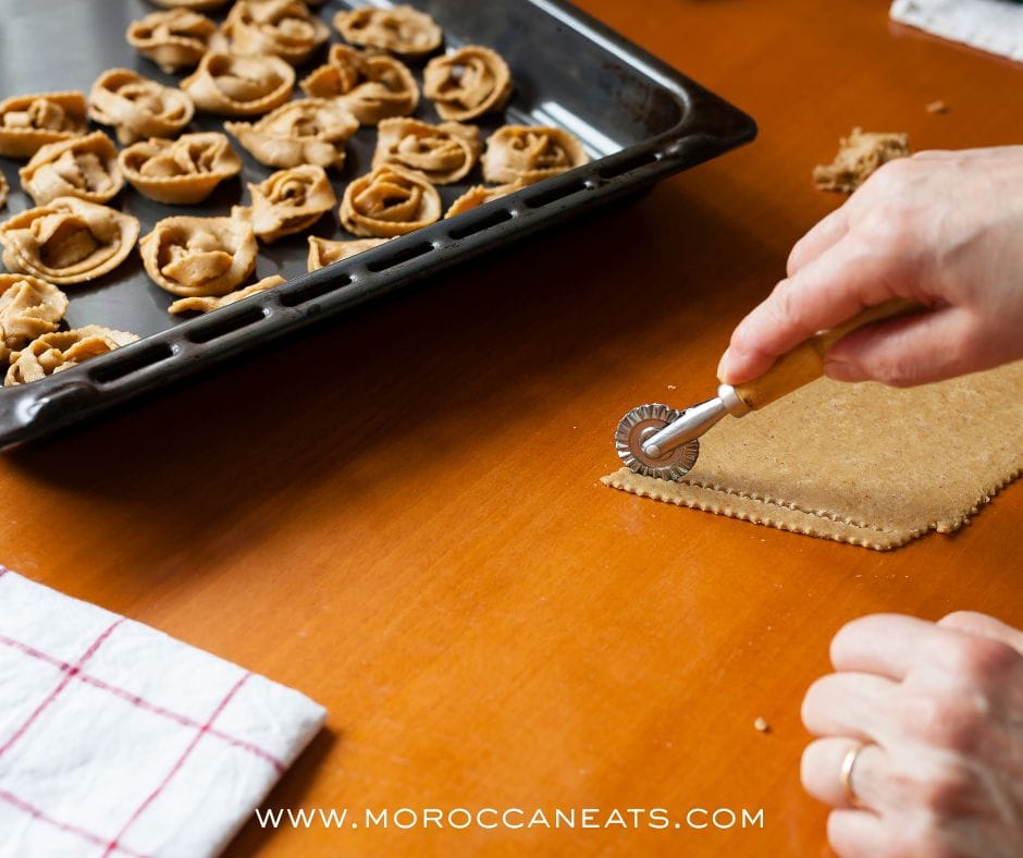 Moroccan Dessert Chebakya : Addictive Sweet Sensation 4 8 www.moroccaneats.com